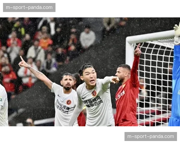 重庆铜梁龙队史首胜：肯帕努任意球破门击败辽宁铁人