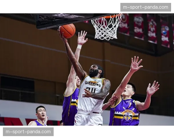 青岛新援基诺内斯首秀30分难掩内线短板 篮板劣势成致命伤